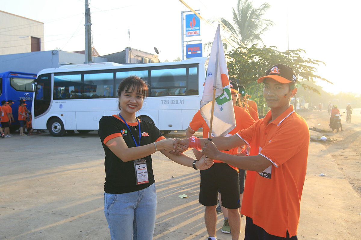 <p> Vào lúc 6h sáng, vận động viên mang số đeo 2150 – anh Nguyễn Ánh Sao đã mở đầu chặng 25 “Hành trình kết nối” tại cây xăng Tân Thành (Bình Thuận) với quãng đường gần 2 km. </p>