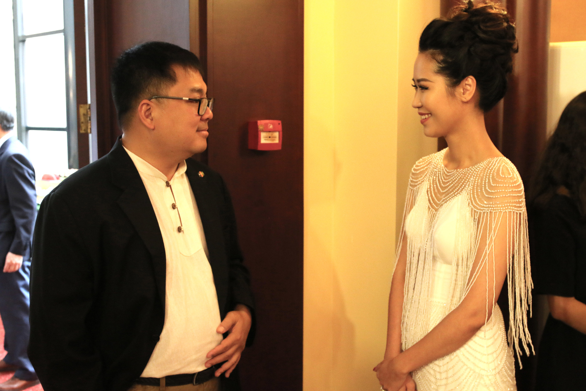 <p> Nữ MC trò chuyện với Chủ tịch FPT Software Hoàng Nam Tiến.</p>