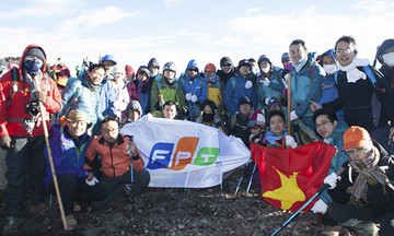 Người FPT cắm cờ trên đỉnh Phú Sĩ