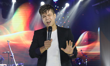 Ca sĩ Đinh Mạnh Ninh biểu diễn 4 bài hát hit trên sân khấu nhà F