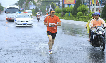 Người dân địa phương thương vận động viên FPT chạy trong mưa