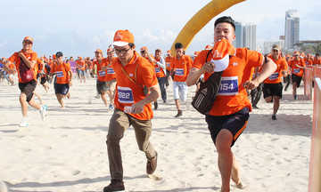 Hàng nghìn người FPT miền Trung chạy Marathon trên biển