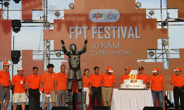 'Robot 4.0' cắt bánh sinh nhật cùng người FPT miền Trung