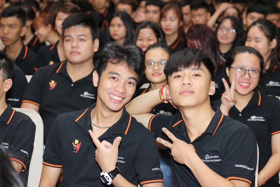 <p class="Normal" style="text-align:justify;"> Hơn 700 tân sinh viên bước vào chặng quan trọng trong đời người trên con đường học vấn ở môi trường FPT Polytechnic Đà Nẵng.</p>