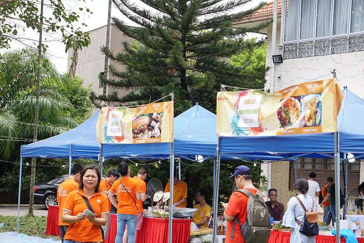<p> 13h, các CBNV FAP tham gia chương trình ngày hội truyền thống của người Việt tại Đại sứ quán Việt Nam tại Singapore. Tại đây, các CBNV được thưởng thức các món ăn dân dã của Việt Nam bằng các phiếu quà tặng từ FPT.</p> <p> Bên cạnh đó, người nhà FAP còn tham gia làm các món bánh tuyết, nón lá và trang trí nhân vật Shu hua.</p>