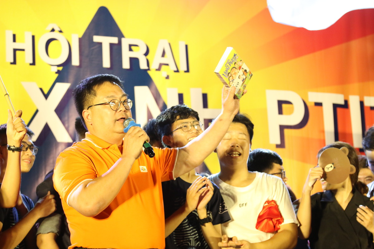 <p> Để đáp lại sự ủng hộ, hưởng ứng nhiệt tình của sinh viên PTIT, anh Hoàng Nam Tiến đã tặng các bạn bộ truyện tranh về lịch sử FPT mang tên "Chuyện làng Phọt" cùng vé mời tham gia Đại nhạc hội 13/9 của FPT tại Hoàng thành Thăng Long.</p>