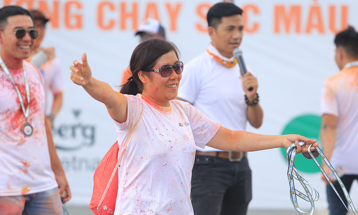 <p class="Normal"> Chị Nguyễn Thị Thanh Lê, GĐ Synnex FPT HCM, đã dang rộng vòng tay, trao những cái ôm thân mật đến những người nỗ lực hoàn thành chặng đường 5 km.</p>