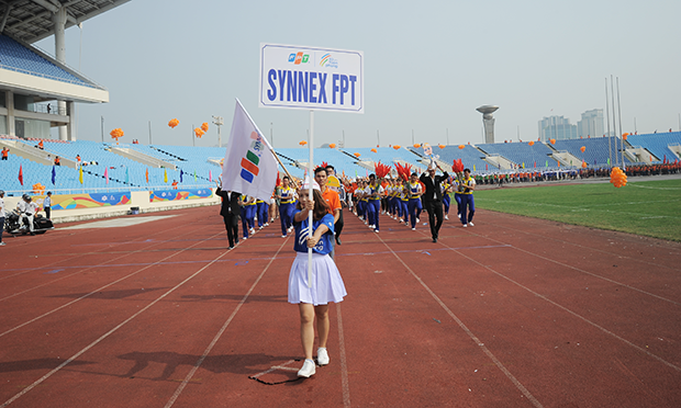 <p> 8h30 sáng 13/9, Synnex FPT dẫn đầu đoàn diễu hành trong Hội thao 13/9 tại sân vận động quốc gia Mỹ Đình. 30 CBNV đi đầu tiên trong trang phục công nhân với ngọn đuốc trên tay tiến nhanh về phía lễ đài.</p>