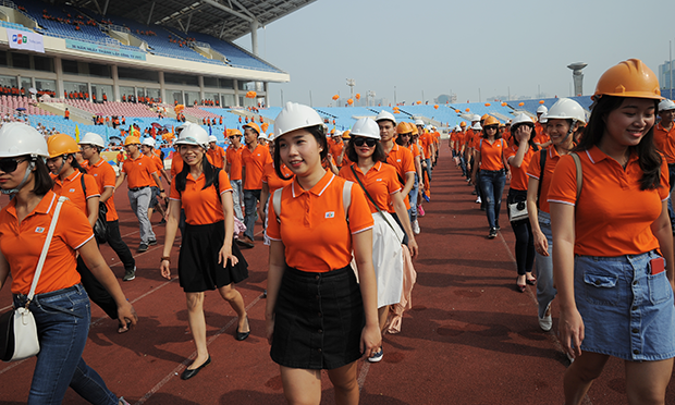 <p> Ngay phía sau đội đồng diễn là đoàn diễu hành gồm 200 CBNV nhà Synnex trong màu áo cam đồng phục FPT và chiếc mũ công nhân trên đầu. </p>