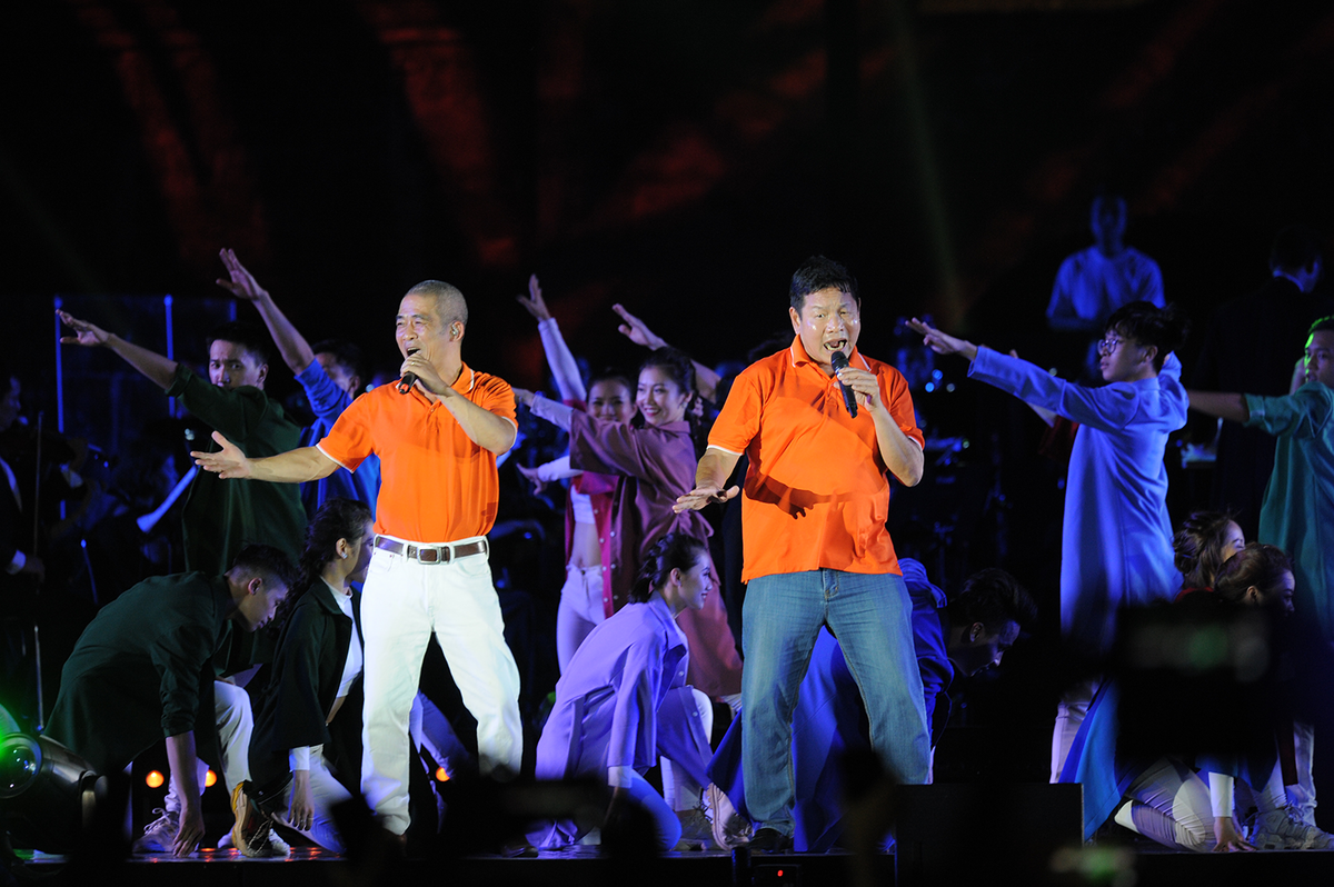 <p> Với sự bắt nhịp của anh Trương gia Bình, hàng nghìn người FPT có mặt trong đêm nhạc đã cùng cất vang tiếng hát: "FPT dòng sông ta về".</p>