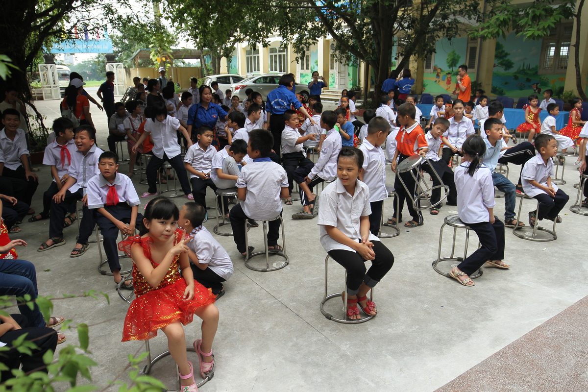<p> 14h, đoàn có mặt tại trường chuyên biệt Bình Minh. Học sinh rất nhanh chóng tập trung đầy đủ tại sân trường để đón đoàn. Trường có 105 học sinh đều là trẻ em khuyết tật về giác quan như câm, điếc và chậm phát triển trí não...</p>