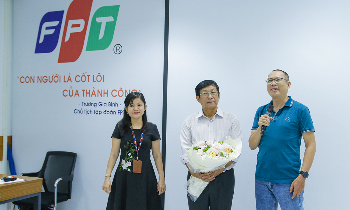 <p style="text-align:justify;"> Giám đốc FPT Telecom Bình Dương - anh Phạm Hoàng Long đại diện lớp cảm ơn giảng viên - TS. Hà Tuấn Anh. </p>