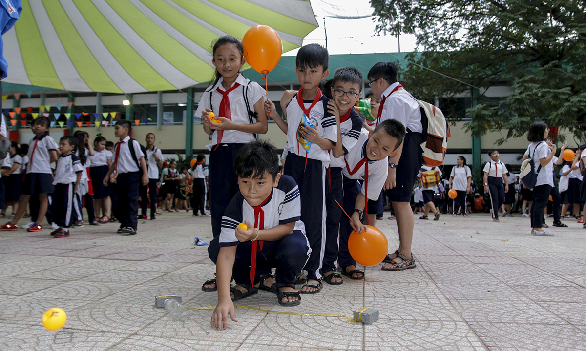 <p> Trên sân trường, các gian hàng, khu vui chơi thu hút các em học sinh. </p>