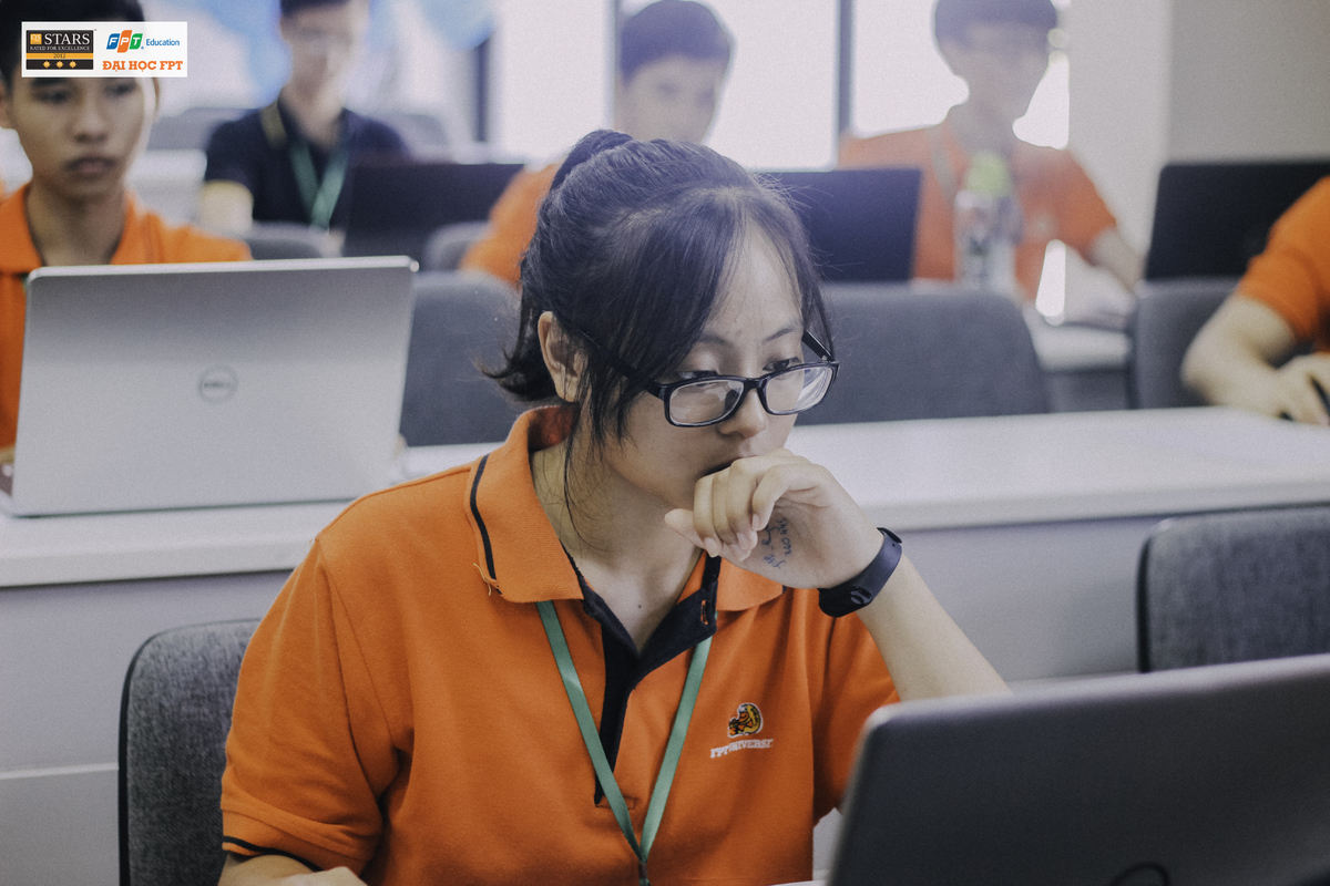 <p class="Normal" style="text-align:justify;"> Nguyễn Hồng Thủy, sinh viên khóa 14 Công nghệ phần mềm đam mê công nghệ khi bước chân lớp 11. Thủy bắt đầu tìm hiểu, nghiên cứu sách, Internet về lập trình và máy tính. Năm 2018, Hồng Thủy bén duyên cùng ĐH FPT để tiếp tục vun đắp tiếp giấc mơ trở thành lập trình viên tương lai.</p>
