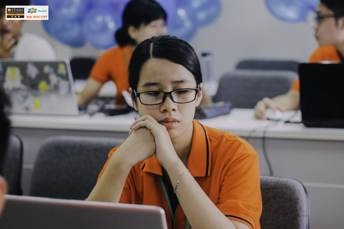 <p class="Normal" style="text-align:justify;"> Nguyễn Nhật Mai, sinh viên khóa 13, chuyên ngành Công nghệ phần mềm. Cô nàng có mái tóc dài thướt tha nhưng lại có tâm hồn, tinh thần mạnh mẽ. Cơ duyên đến với CNTT của cô gái nhỏ nhắn này xuất phát từ đam mê Toán học. Tuy nhiên, bản tính mạnh mẽ, hướng ngoại khiên Mai dần dần yêu Tin học và giờ dành cả thanh xuân để nghiên cứu máy tính và lập trình.</p>