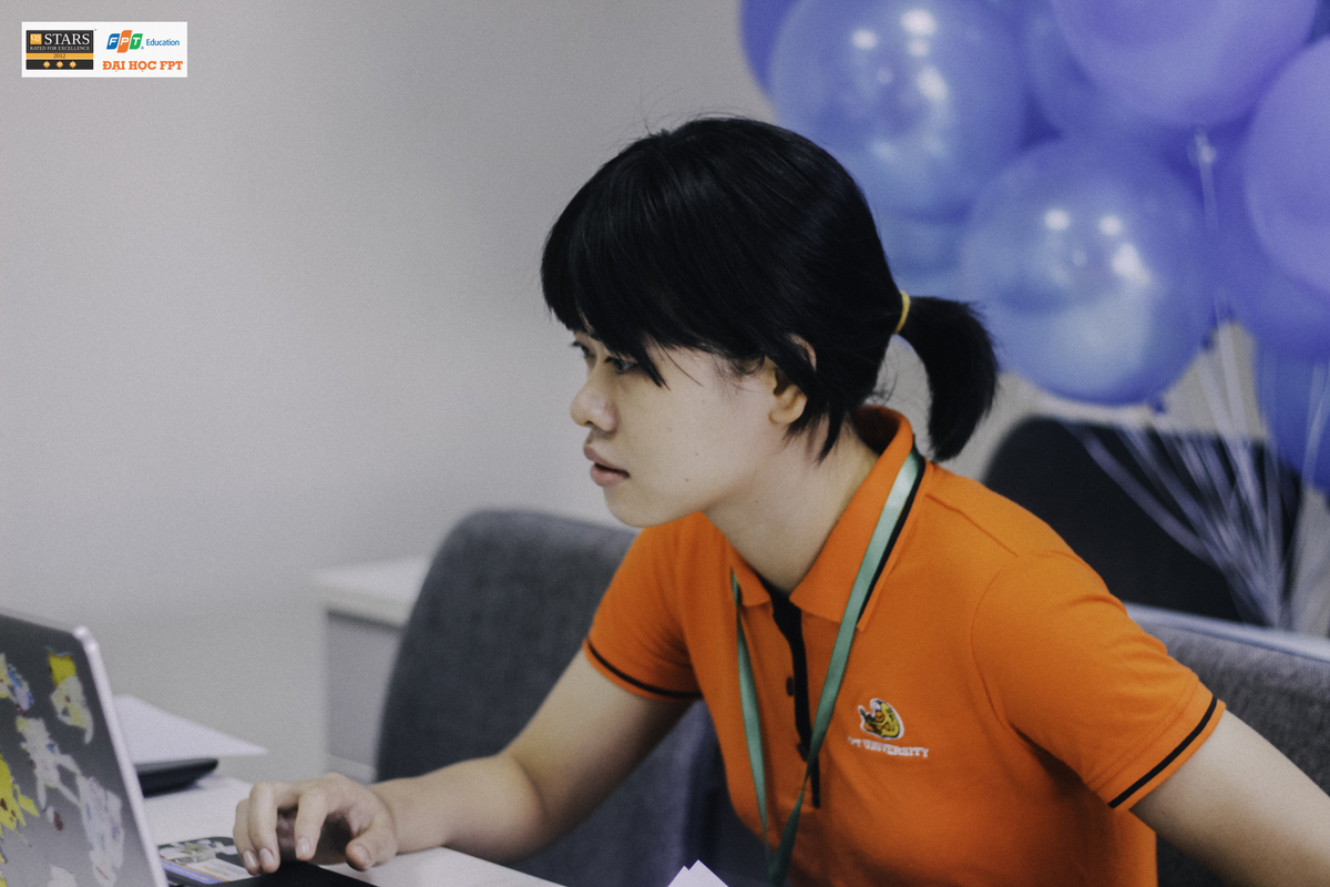 <p class="Normal" style="text-align:justify;"> Mặc dù là tân sinh viên nhưng Trang bắt nhịp với tiến độ khá nhanh. "Chúng em tham gia cuộc thi để học hỏi và dày dặn kinh nghiệm nhưng vẫn luôn giữ một thái độ nghiêm túc khi vào cuộc", cô nàng mái tóc đen, ngắn cá tính bộc bạch.</p>