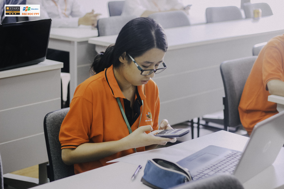 <p class="Normal" style="text-align:justify;"> Kết thúc 5 tiếng ngồi làm việc với chiếc máy tính, Mai chưa thỏa mãn với kết quả đạt được vì "kỹ năng đọc đề của em chưa tốt. Em mất nhiều thời gian cho các bài khó thay vì nên làm bài dễ trước", Mai chia sẻ.</p>