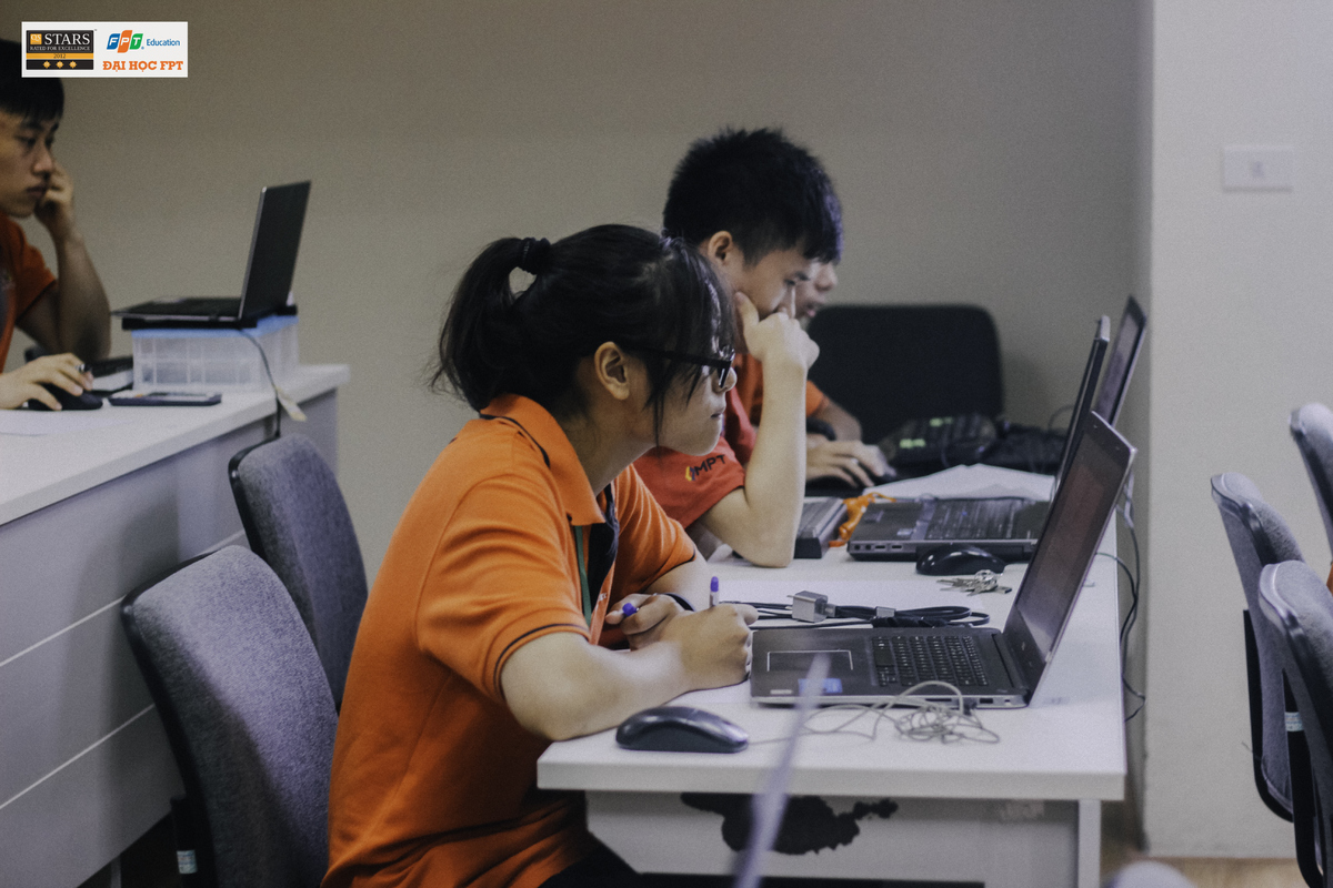 <p class="Normal" style="text-align:justify;"> Cô nàng gây thương nhớ cho cả phòng khi liên tục đặt nhiều câu hỏi cho đội ngũ Ban giám khảo và tư vấn. "Không biết thì hỏi, không rõ càng phải hỏi" - là châm ngôn sống của Thủy. Tham gia cuộc thi, Hồng Thủy hy vọng: "Trau dồi kinh nghiệm, tăng khả năng học hỏi và khám phá của bản thân để sau này vươn tới những giấc mơ 'vĩ đại' hơn nữa".</p>