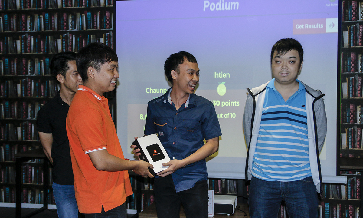 <p> Anh Nguyễn Huỳnh Anh Phi trao giải thưởng cho top 3 người chiến thắng của trò chơi. </p>