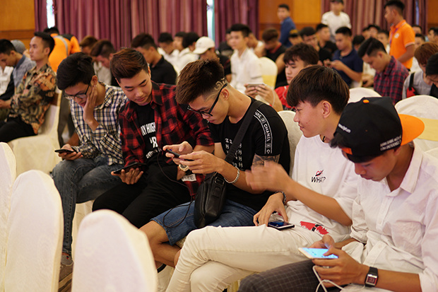 <p class="Normal"> Các đội chơi được BTC cung cấp đường truyền Internet có tốc độ cao nhất Việt Nam hiện nay của FPT Telecom là gói SOC - 1 Gbps cùng với modem Wifi chuẩn AC thế hệ mới để giảm thiểu đến mức tối đa hiện tượng giật, lag.<br /> Để đảm bảo tính công bằng, tránh việc sử dụng các phần thềm thứ ba. Ban tổ chức đã chuẩn bị 40 trọng tài làm nhiệm vụ giám sát cũng như xử lý các trường hợp kỹ thuật nếu có.</p>