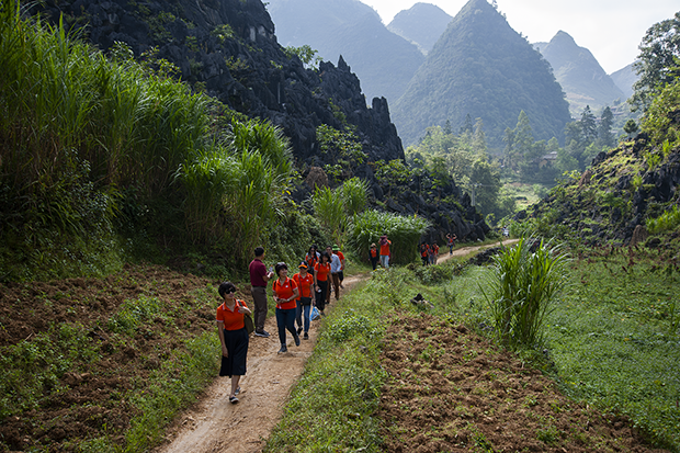 <p class="Normal"> Đoàn CBNV FPT HO và FPT Education đã vượt gần 5km đường núi đem những phần quà đến với điểm trường Mã Là, một trong những điểm trường xa nhất của xã Lũng Táo.</p>