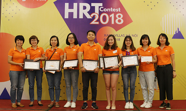 <p> Bên cạnh đó, BTC cũng đã trao tặng phần thưởng và bằng khen cho các cán bộ đạt điểm cao trong phần thi online theo ngày của HRT Contest 2018.</p>