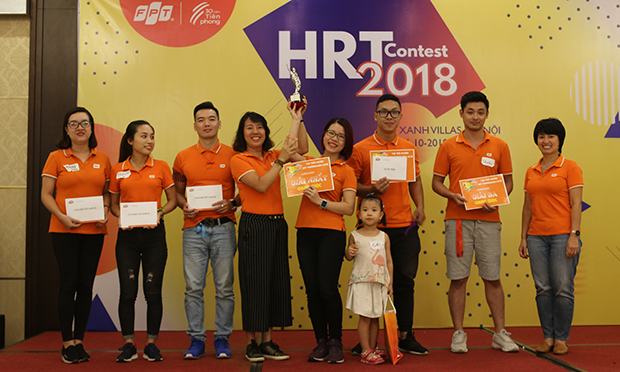 <p> Kết quả chung cuộc của HRT Contest offline, đội Vàng giành giải Nhất; đội Tím giành giải Nhì; đội Đỏ đạt giải Ba; giải Khuyến khích cùng thuộc về 3 đội Xanh Dương, Xanh Lá và Hồng.</p> <p> Ngoài phần thưởng và giấy khen, đội Vàng còn nhận được chiếc Cup đặc biệt từ chị Trịnh Thu Hồng, Trưởng ban Nhân sự FPT. Đó là chiếc Cup từ Tạp chí Nhân sự châu Á (HR Asia Magazine) dành cho FPT là một trong những công ty có môi trường làm việc tốt nhất trong chương trình trao thưởng "HR Asia Award 2018" tháng 9 vừa qua.</p>