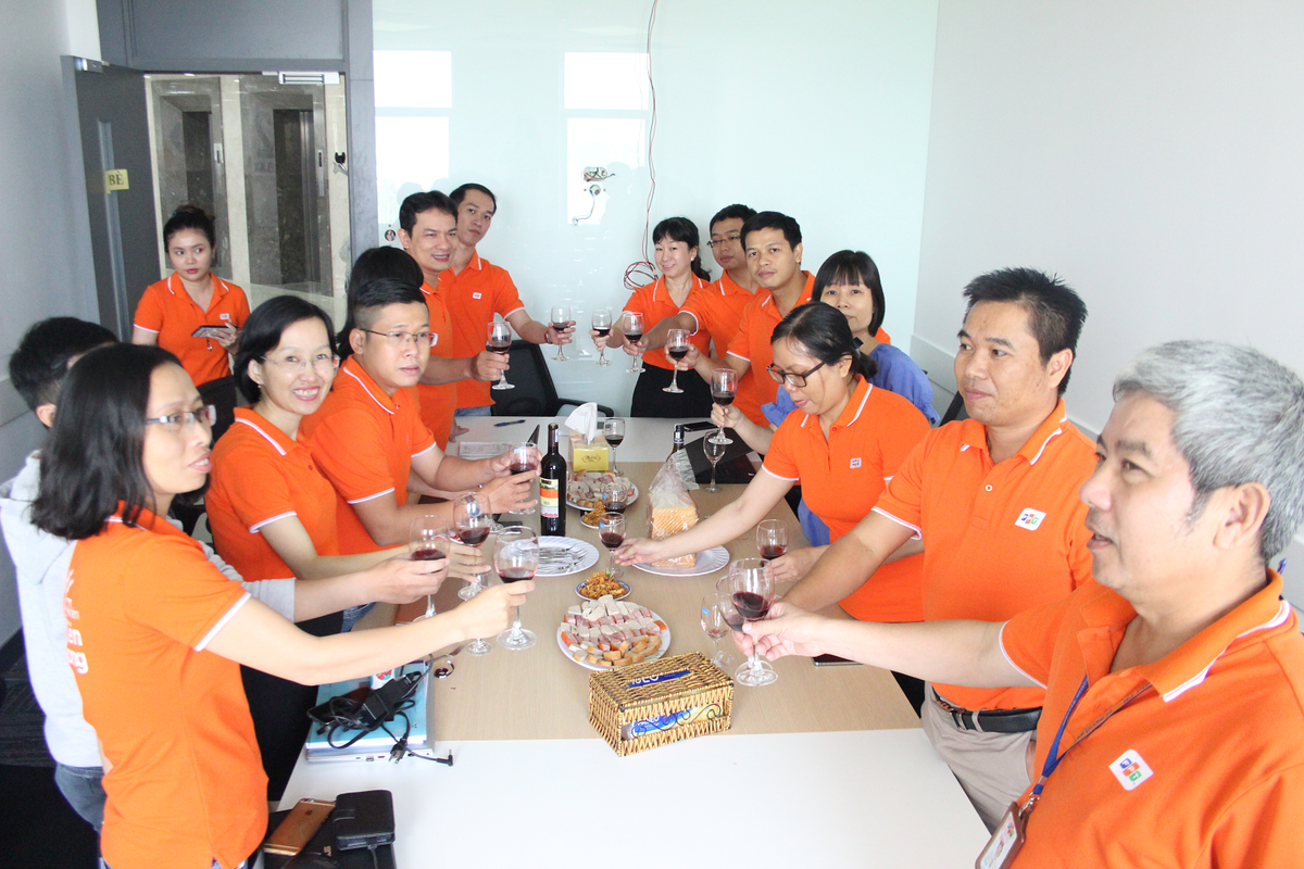 <p> FPT IS ERP HCM cũng là đơn vị đầu tiên khai trương phòng họp mới tại toà nhà Tân Thuận 3. Buổi họp hôm nay có thêm rượu và bánh kẹo, mừng FPT IS về nhà mới. Tâm thế ai nấy đều phấn khởi, mong công ty “an cư” sẽ “lạc nghiệp”.</p>