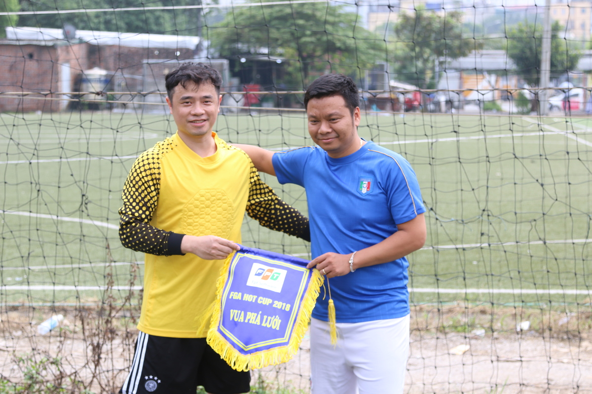 <p> Anh Nguyễn Chí Kiên (FGA.DAP) (áo xanh) giành danh hiệu Vua phá lưới với 6 bàn thắng toàn giải.</p>