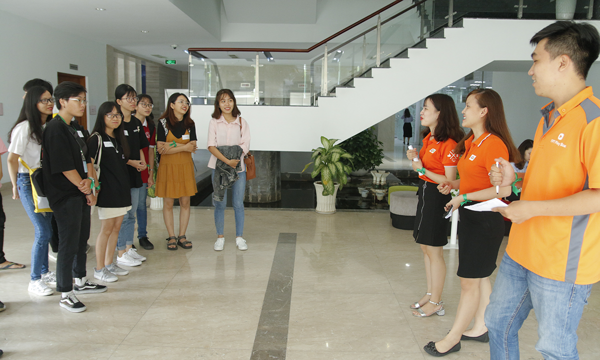 <p style="text-align:justify;"> Chương trình FPT Tour do Ban Nhân sự FPT Telecom tổ chức dành cho sinh viên kinh tế, công nghệ tại Hà Nội và TP HCM. Buổi đầu tiên trong chuỗi hoạt động diễn ra đồng thời tại 2 đầu - tòa nhà PVI, Cầu Giấy và tòa nhà FPT Tân Thuận vào 14h ngày 15/10. </p> <p style="text-align:justify;"> Tại Tân Thuận, đại diện FPT Telecom đón sinh viên là PTGĐ Chu Hùng Thắng, Phó Ban Nhân sự Nguyễn Văn Bảo Quốc, Trưởng phòng Tuyển dụng và Phát triển nguồn nhân lực - chị Võ Kim Hồng, Giám đốc TTKD SG 10 - anh Lâm Khánh Phương, Trưởng phòng Văn hóa &amp; Đoàn thể - anh Phan Phước Nhật. </p> <p style="text-align:justify;"> Đến tham quan và tìm hiểu về FPT Telecom tại tòa nhà FPT Tân Thuận có thầy cô và gần 100 sinh viên khối kinh tế trên địa bàn TP HCM, từ hơn 20 trường như ĐH Ngoại thương, ĐH Kinh tế, ĐH Ngân hàng... </p>