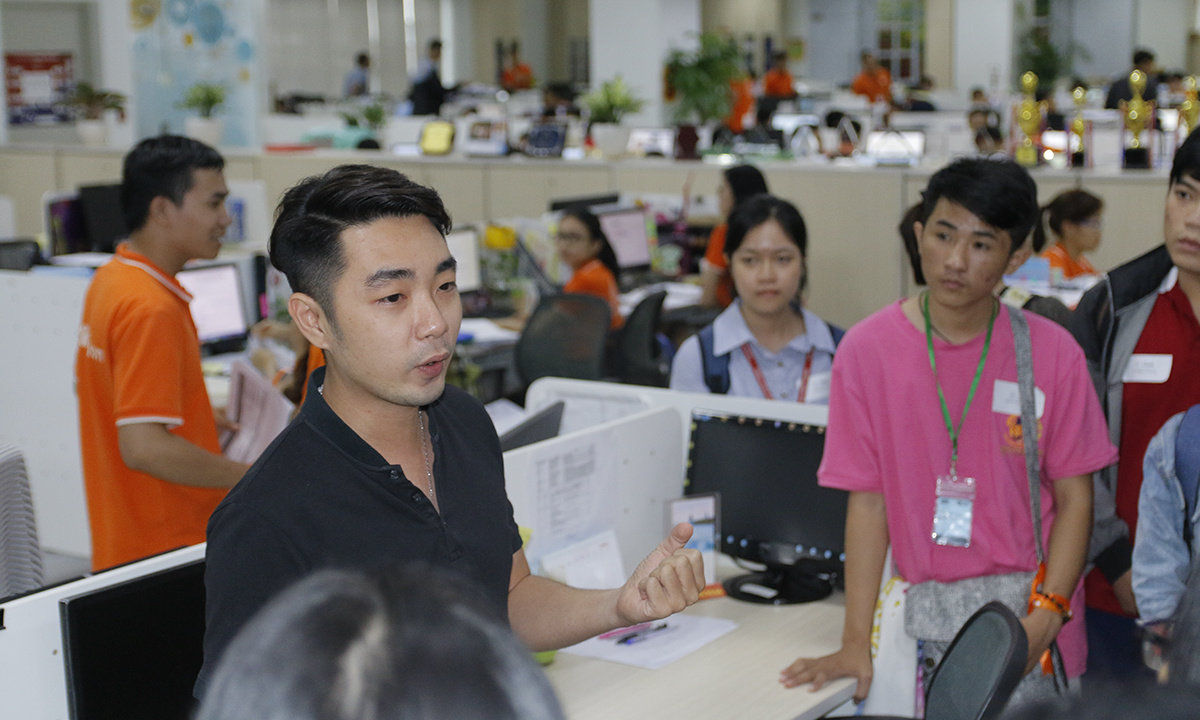 <p style="text-align:justify;"> Sau phần chia sẻ tại phòng hội nghị, sinh viên chia thành các nhóm để tham quan các phòng ban của FPT Telecom tại Tân Thuận. Trong hình, anh Võ Minh Tân đang giới thiệu về Trung tâm Marketing FPT Teleocom và giải đáp thắc mắc của sinh viên. </p>