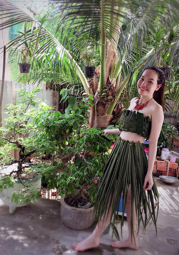 <p> Thêm một đại diện nữa đến từ tỉnh Ninh Thuận, chị Trương Kim Thục Huyền với chiếc váy làm từ lá cọ.<br /><br /><br />  </p>