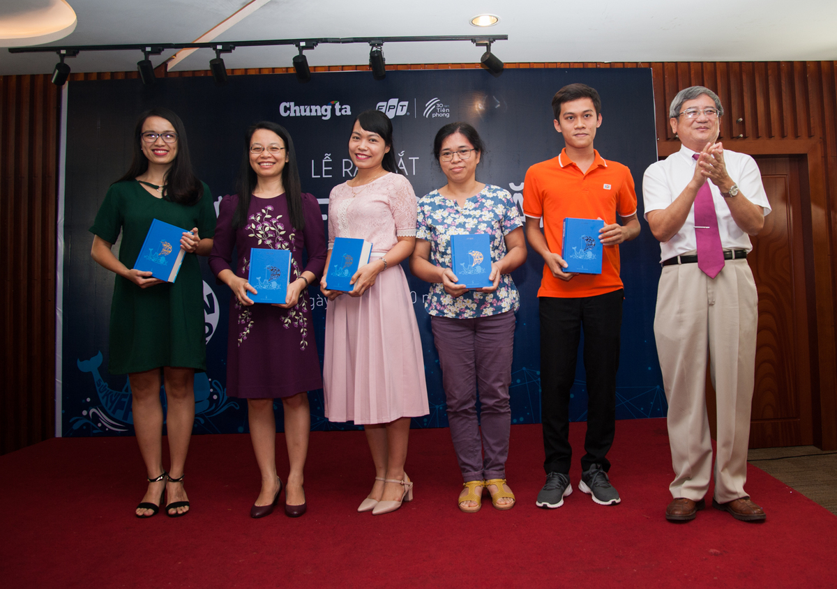 <p> Tham dự buổi lễ ra mắt, hơn 30 người may mắn được nhận cuốn sách Sử ký FPT 30 năm có phần ký tặng của TGĐ FPT Bùi Quang Ngọc. </p>