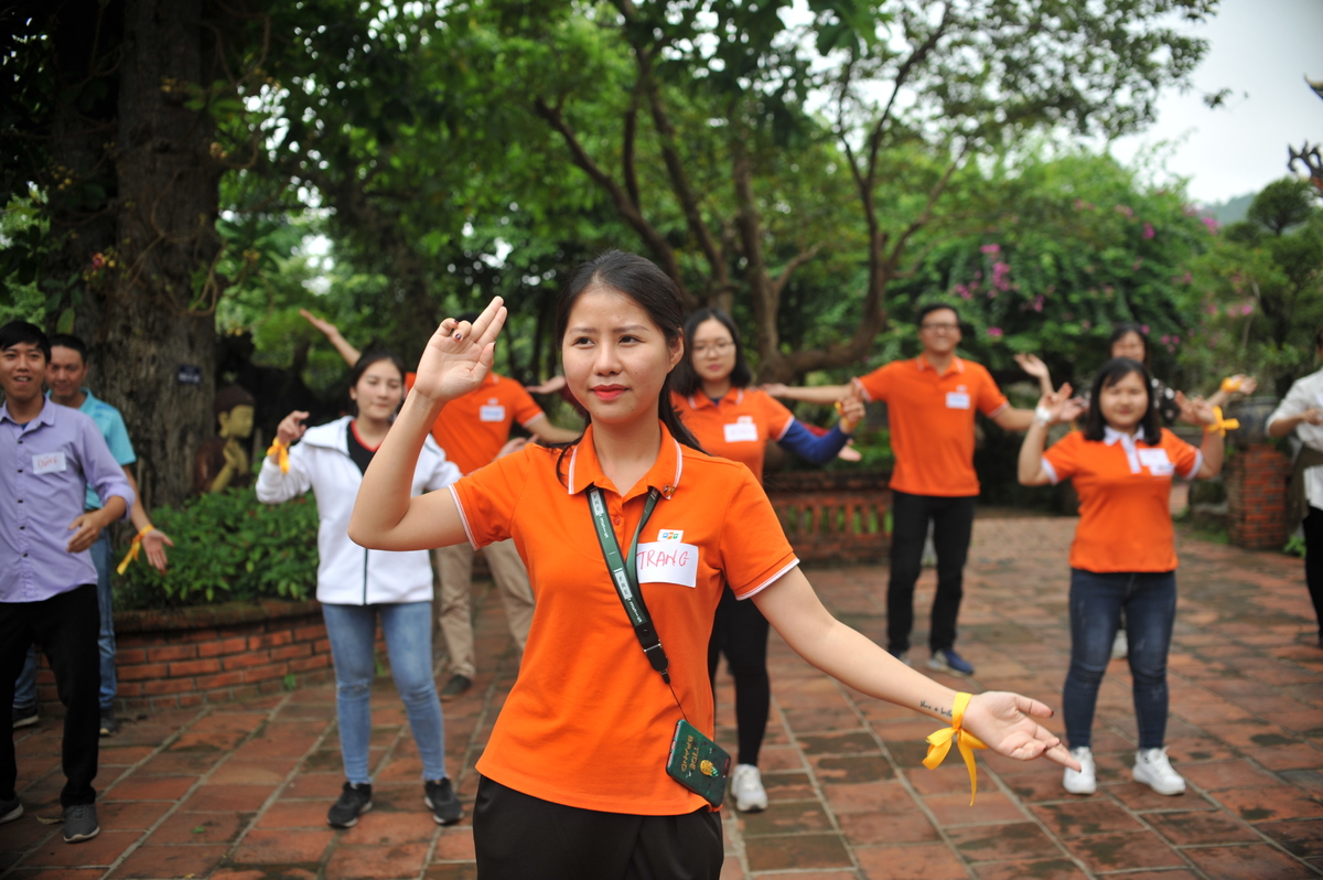 <p class="Normal" style="text-align:justify;"> Hoàng Thị Minh Trang, nhân viên FPT HO là người hướng dẫn thành viên trong đội hoàn thành phần thi này. Vẻ ngoài xinh đẹp cùng bước nhảy điêu luyện khiến cô nàng ăn điểm trong mắt khán giả. </p>