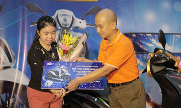 Nữ khách hàng An Giang nhận xe Piaggio Medley của Truyền hình FPT