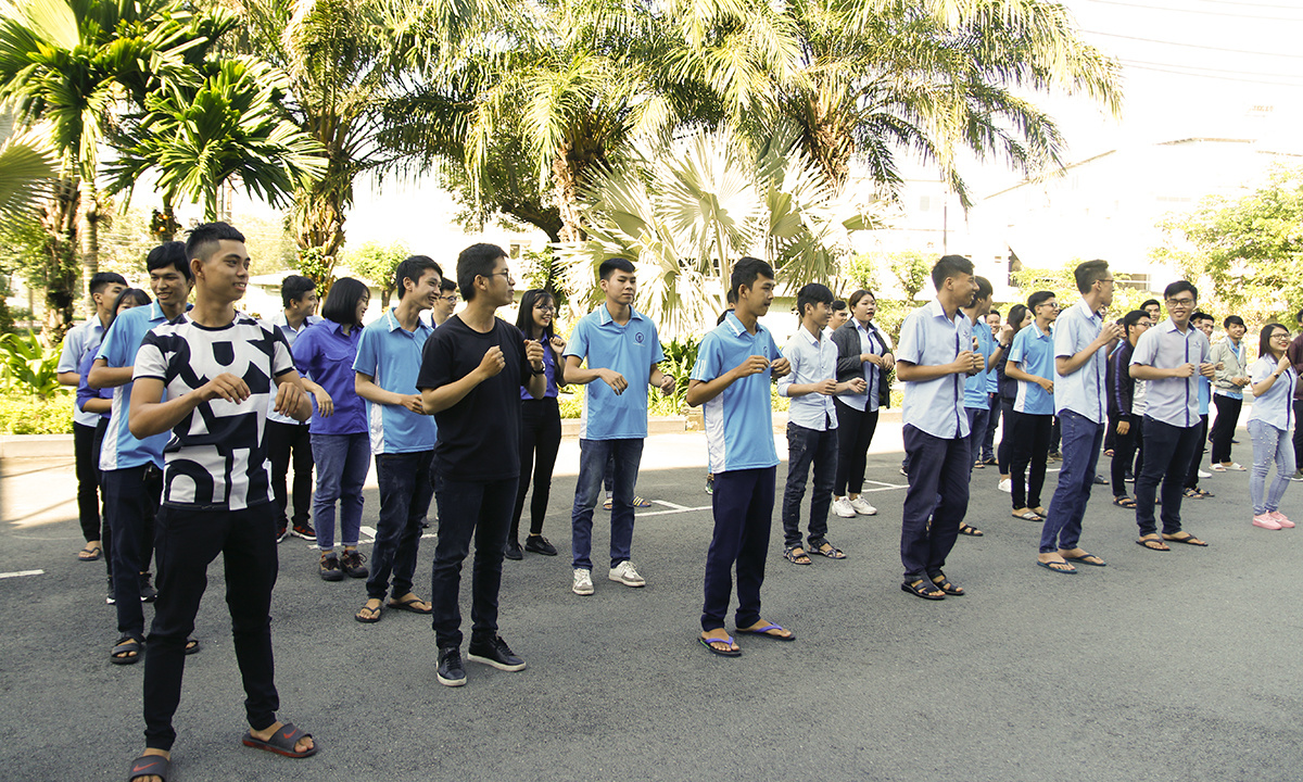 <p> Đúng 8h, sinh viên đến tòa nhà FPT Tân Thuận 2, khởi động trước khi bước vào chương trình chính thức. </p>