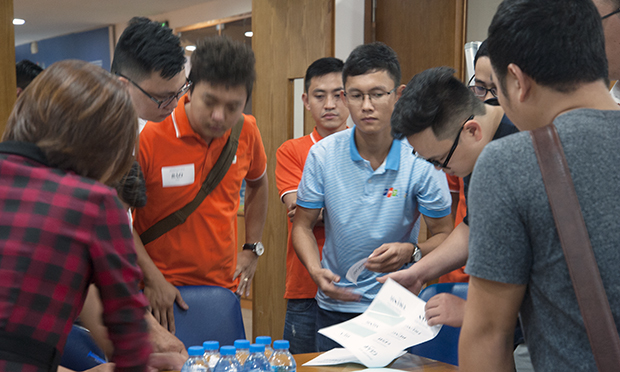 <p> 13h30 ngày 26/10, 32 sĩ tử bắt đầu check-in tại tầng 2 tòa nhà Zodiac 19A Duy Tân, Cầu Giấy, Hà Nội để tham gia buổi thi đầu tiên của vòng 3 Trạng FPT 2018.</p>
