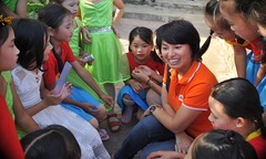 'Con sẽ vẽ ngôi nhà có cả ba và mẹ bằng cây bút màu'