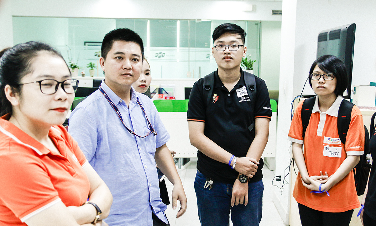 <p class="Normal"> Sau phần chia sẻ của anh Phan Phước Nhật, sinh viên tham quan các phòng ban: INF-PMB, ISC, FUN, PayTV và FCC. </p>