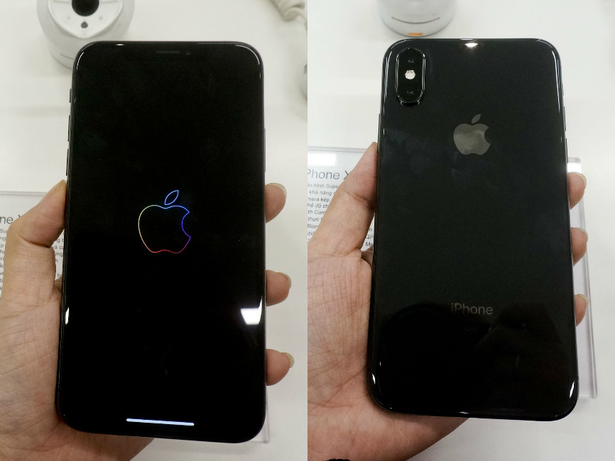 <p class="Normal" style="text-align:justify;"> iPhone XS là chiếc điện thoại đầu tiên của bộ 3 “siêu phẩm” vừa được Apple “trình làng”. iPhone XS được xem là phiên bản nâng cấp của iPhone X năm 2017. Bởi vậy, dòng máy này được trang bị màn hình OLED 5.8 inch tương tự iPhone X. Dải màu động của màn hình XS cao hơn 60% so với X.</p>