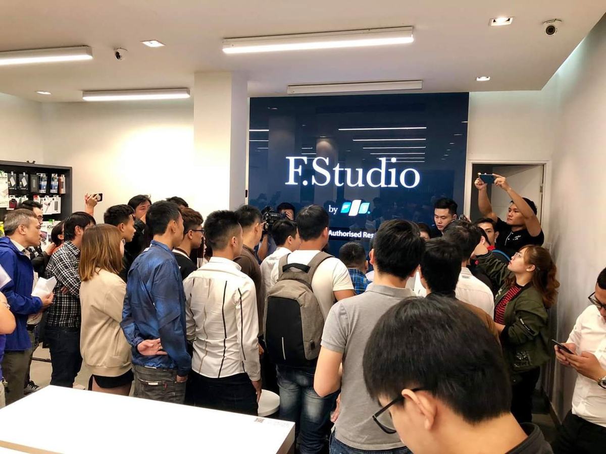 <p> Đã sang thời khắc của ngày mới (2/11) nhưng rất nhiều khách hàng vẫn đổ dồn về F.Studio để chờ mua iPhone mới chính hãng đầu tiên ở Việt Nam.</p>