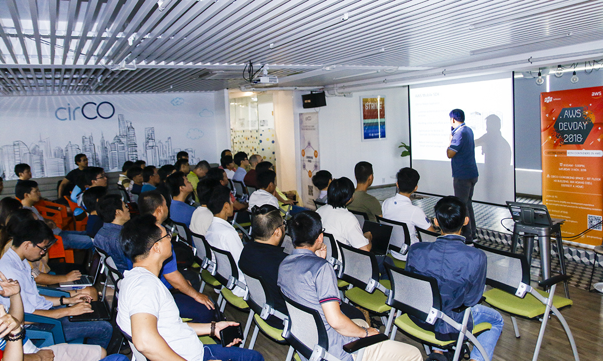 <p style="text-align:justify;"> FPT Software cùng Aamazon Web Services - mảng đám mây của gã khổng lồ Mỹ - tổ chức AWS DevDay 2018 tại hai thành phố. Ngày 3/11, AMS DevDay Việt Nam mở màn ở TP HCM từ 8h đến 17h tại CirCo coworking space, 384 Hoàng Diệu, quận 4. </p>
