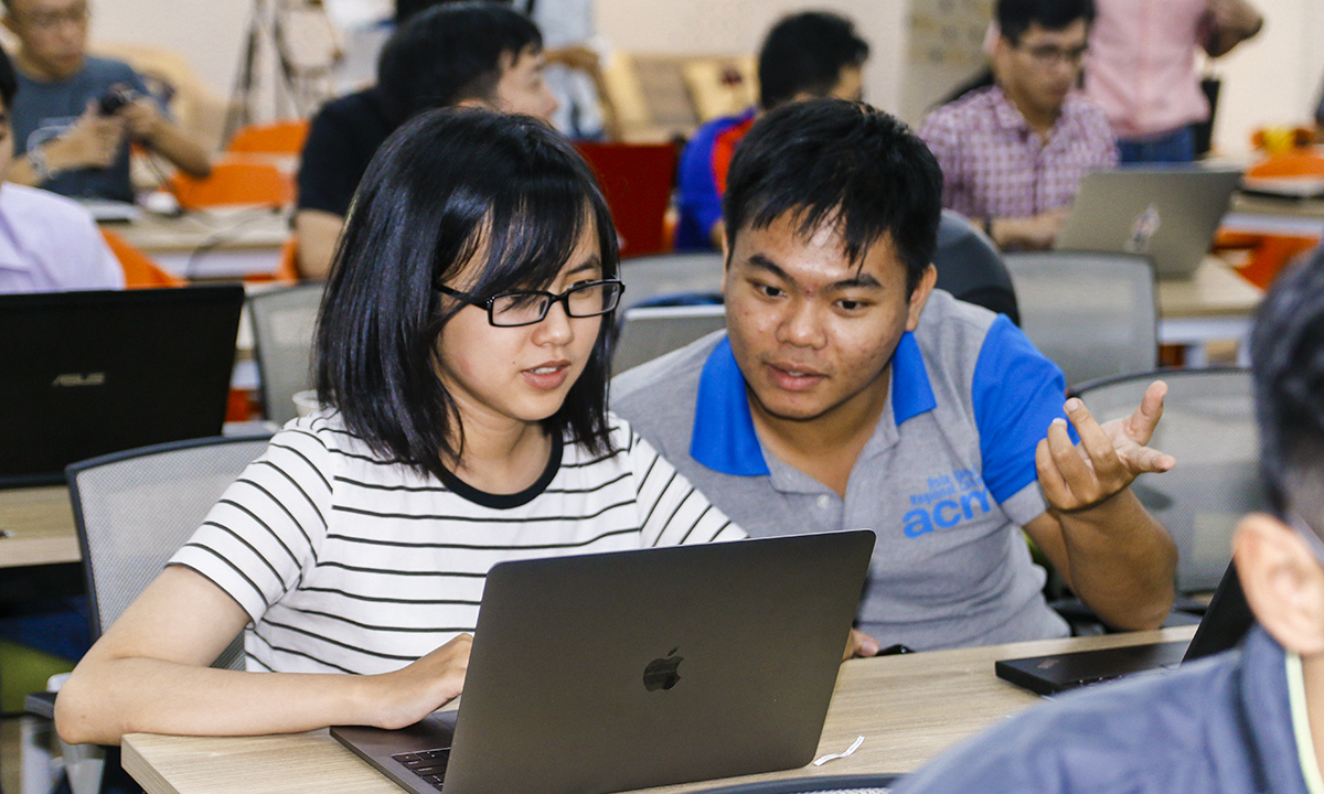 <p class="Normal" style="text-align:justify;"> Hồi tháng 4, Amazon Web Services (AWS - Công ty công nghệ điện toán đám mây của Amazon) chính thức công bố FPT Software là đối tác tư vấn cấp cao đầu tiên của hãng tại khu vực ASEAN. </p> <p class="Normal" style="text-align:justify;"> Đặc biệt, FPT Software đã đào tạo và phát triển được nguồn nhân lực trẻ với gần 500 kỹ sư, chuyên gia công nghệ đạt được các chứng chỉ công nghệ của AWS, trong đó có 64 chứng chỉ cấp chuyên gia.</p>