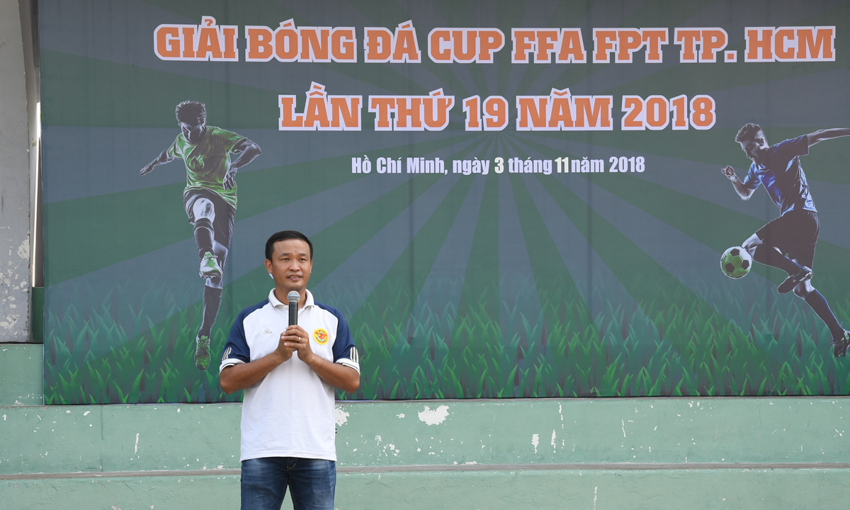 <p> Tổng Thư ký Liên đoàn Bóng đá FPT HCM (FFA) - anh Võ Đình Hảo, PTGĐ FPT Telecom Campuchia phát biểu. </p> <p class="Normal"> Tổng Thư ký FFA đề nghị các đội bóng chơi hết mình, đoàn kết, phát huy cao độ tinh thần Fair-play, cống hiến cho các cổ động viên những trận đấu hay và đẹp mắt góp phần tạo nên giải FFA Cup 2018 diễn ra thành công trọn vẹn.</p>