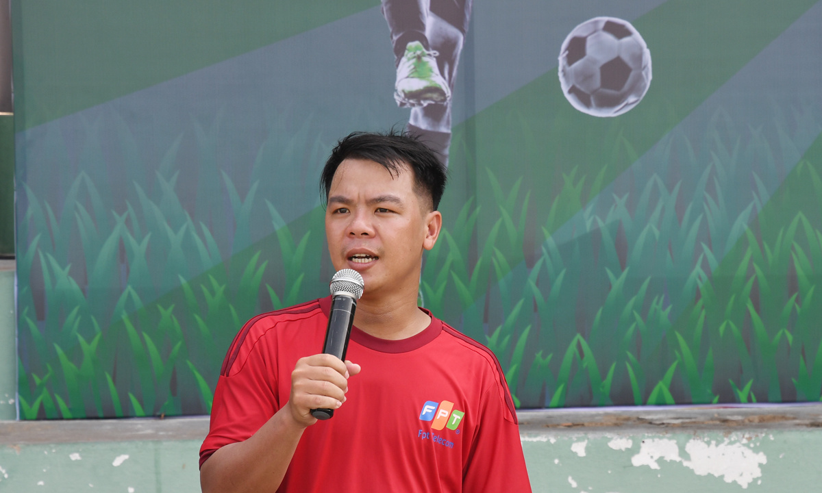 <p> Cầu thủ Huỳnh Thanh Lâm của FPT Telecom đại diện các vận động viên tuyên thệ.</p>