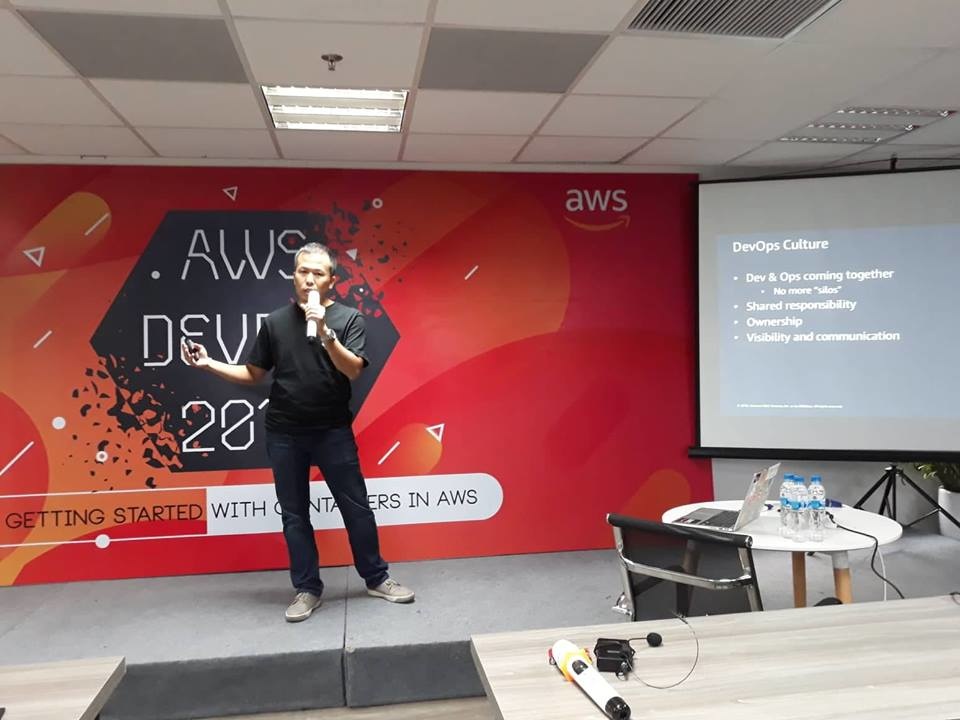 <p> Kỹ sư giải pháp Hoàng Nguyễn đến từ AWS mở đầu DevDay 2018 bằng phần giới thiệu về AWS DevOps. </p> <p> Sự phát triển của DevOps giúp cung cấp và hỗ trợ cho sự phát triển nhanh chóng của các doanh nghiệp trong xu thế hiện đại. Phần này tập trung vào các nguyên tắc và thực hành DevOps được hỗ trợ trên nền tảng AWS.</p>