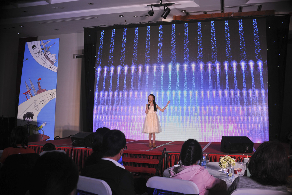 <p> Bé Nguyễn Đỗ Trang Nhung cực tự tin trong tiết mục "Top Of The World". Trang Nhung cũng là thí sinh giành được giải Ba ở lĩnh vực âm nhạc với phần dự thi "Hello Vietnam". </p>