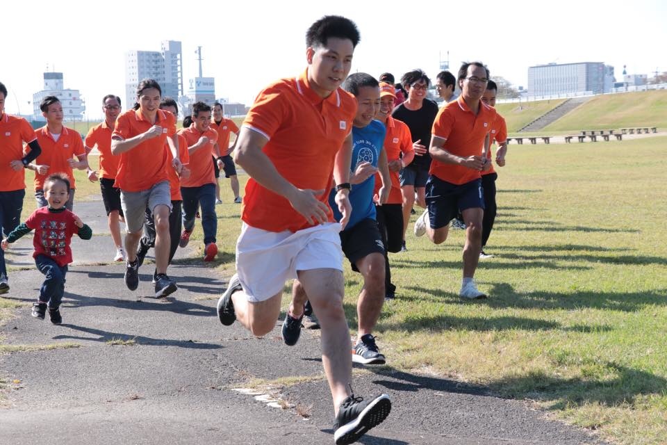 <p> Cuộc thi chạy gồm 3 nội dung: đơn nam (3 km), đơn nữ (1 km) và chạy tiếp sức đồng đội (5 km).</p> <p> Chia sẻ về ý nghĩa của giải chạy này, anh Nguyễn Tiến Ngôn (FJP.NGO-D) cho biết: "Giải chạy được tổ chức với mục đích cổ động tinh thần thể thao của anh em, chuẩn bị sức khỏe để tiên phong mở đường cho sự phát triển FPT Japan trong tương lai. Bên cạnh đó, giải chạy còn tượng trưng cho sự phát triển thần tốc năm vừa rồi của Nagoya vượt gấp đôi so với chỉ tiêu đề ra".</p>