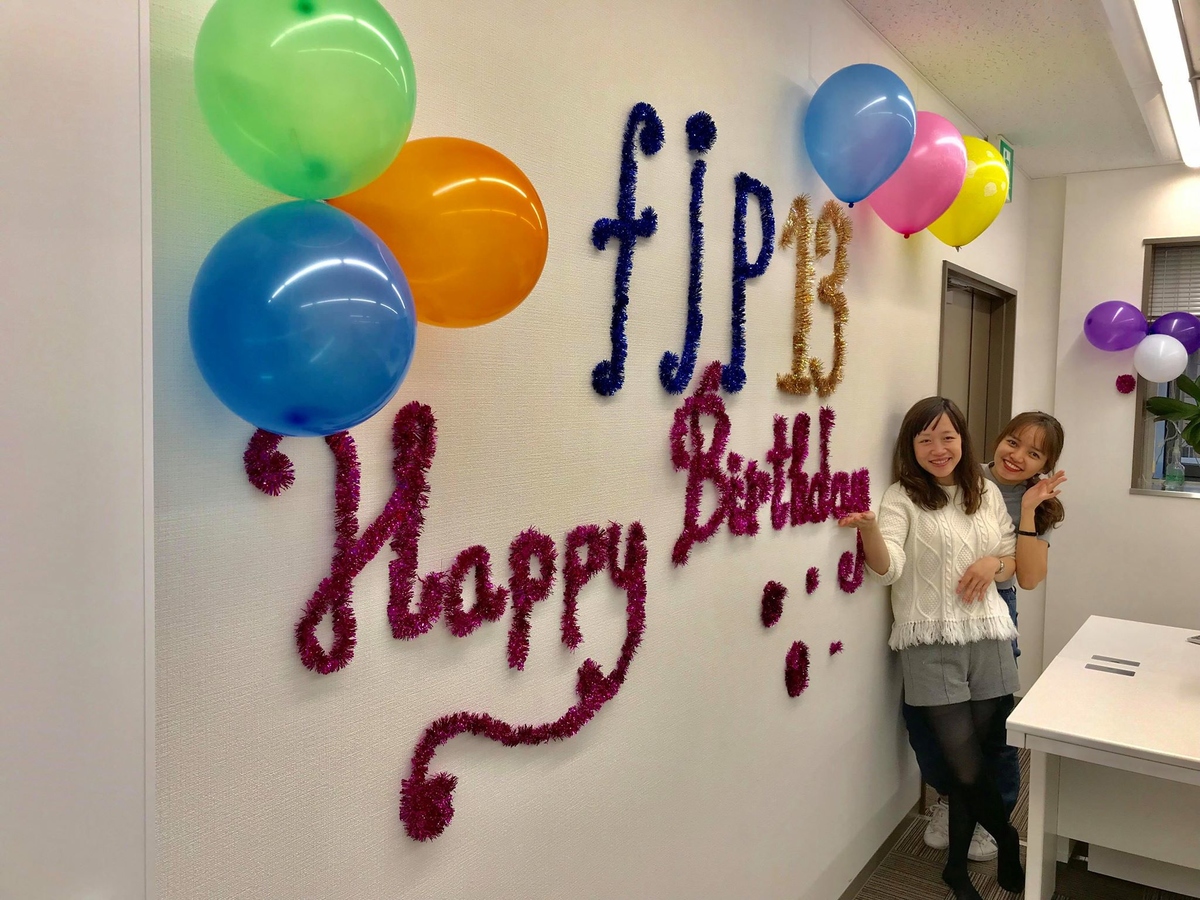 <p> Văn phòng Nagoya đã được trang trí để sẵn sàng tổ chức tiệc mừng sinh nhật FPT Japan 13 tuổi vào ngày 13/11. Các CBNV Nagoya đang rất háo hức chờ đón giây phút được cùng thổi nến mừng sinh nhật FPT Japan cùng thời điểm với các văn phòng khác ở Nhật Bản.</p>