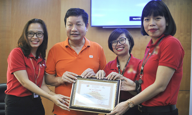 Chủ tịch FPT Trương Gia Bình (thứ 2 từ trái qua) trao HC Vẻ vang cho các thành viên của đội ATeam (từ trái qua): Dương Thị Nhàn; Phan Thị Vi Ba và Vũ Thị Thanh Tú.